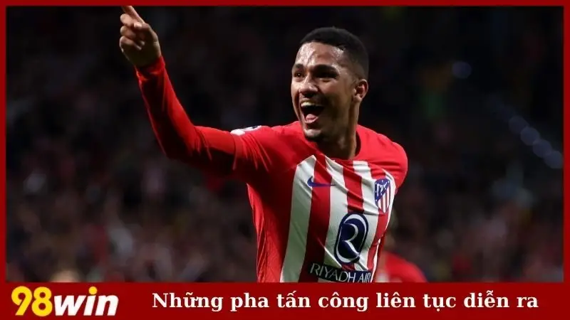Những pha tấn công liên tục diễn ra